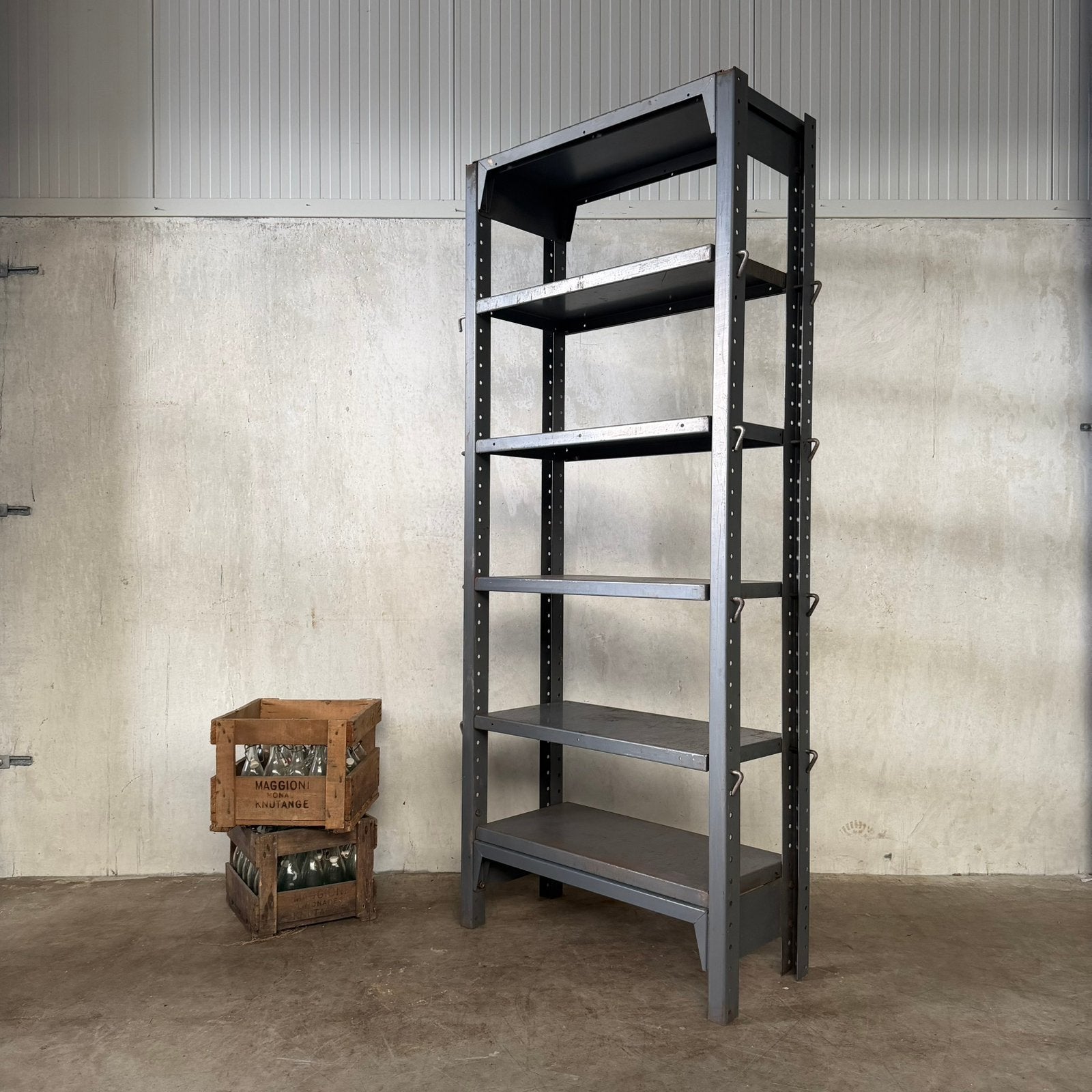 Oude stellingkast, zware industriële stelling, vintage kast, Ophalen