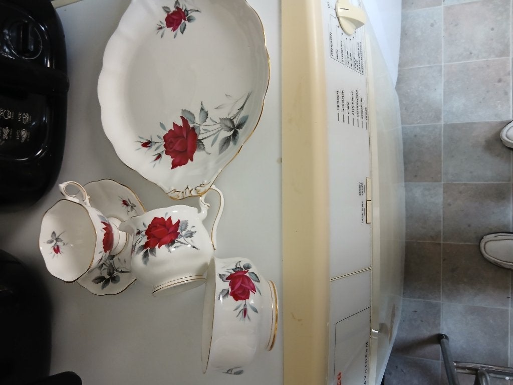 ROYAL ALBERT SWEET ROMANCE SERVIESJE, Ophalen of Verzenden, Nieuw, Porselein, Kop en/of schotel
