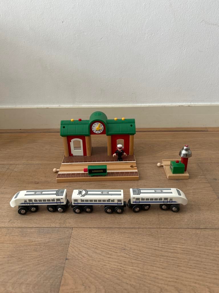 BRIO treinset 140 onderdelen met batterijtrein en station, Ophalen of Verzenden, Gebruikt, Jongen of Meisje