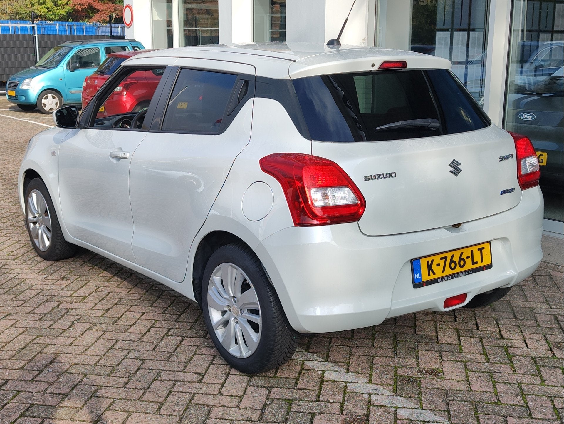 Suzuki Swift 1.2 SELECT SMART HYBRID Airco | Navi | Carplay/, Auto's, Stof, Gebruikt, 4 cilinders, 400 kg