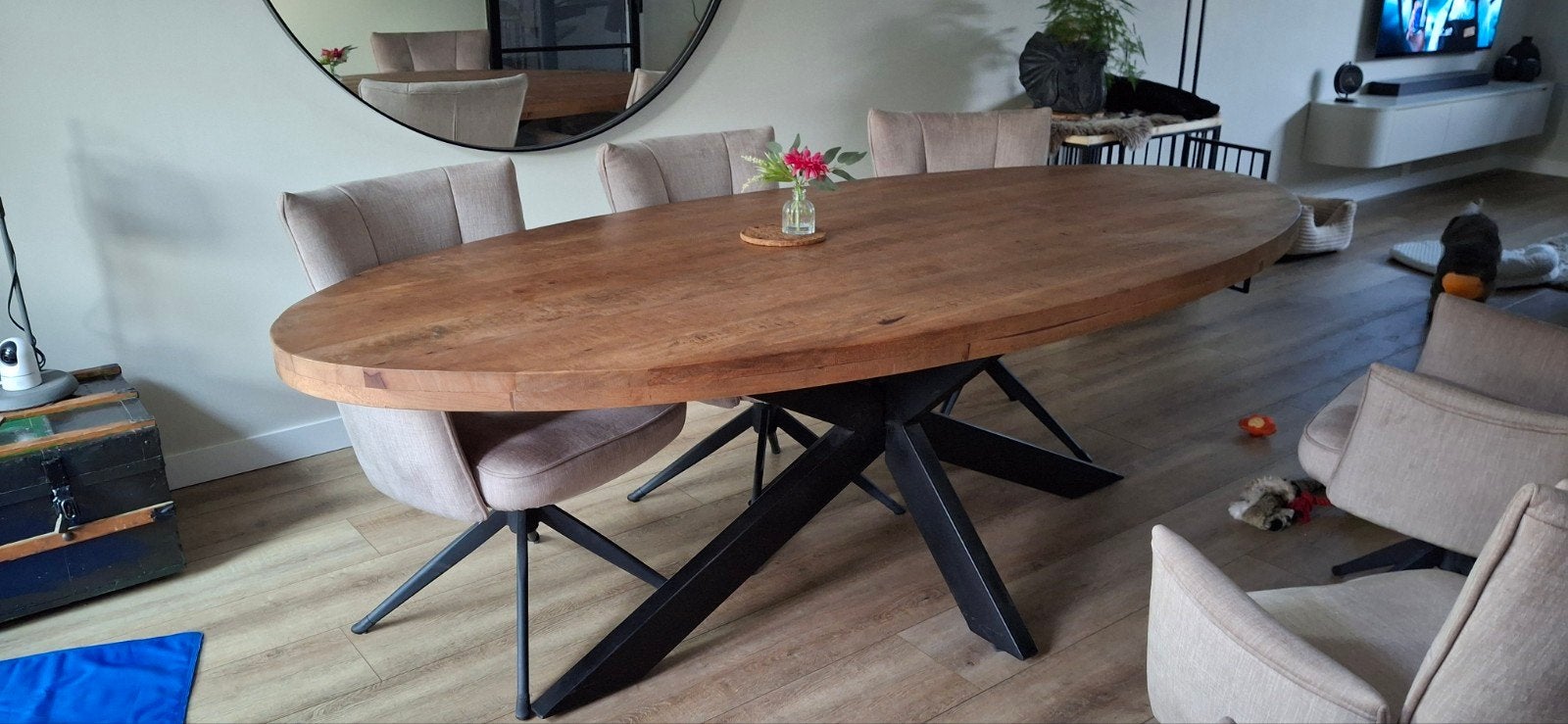 Ovale eettafel van mangohout met metalen spinpoot, Gebruikt, 100 tot 150 cm, 200 cm of meer, Vijf personen of meer