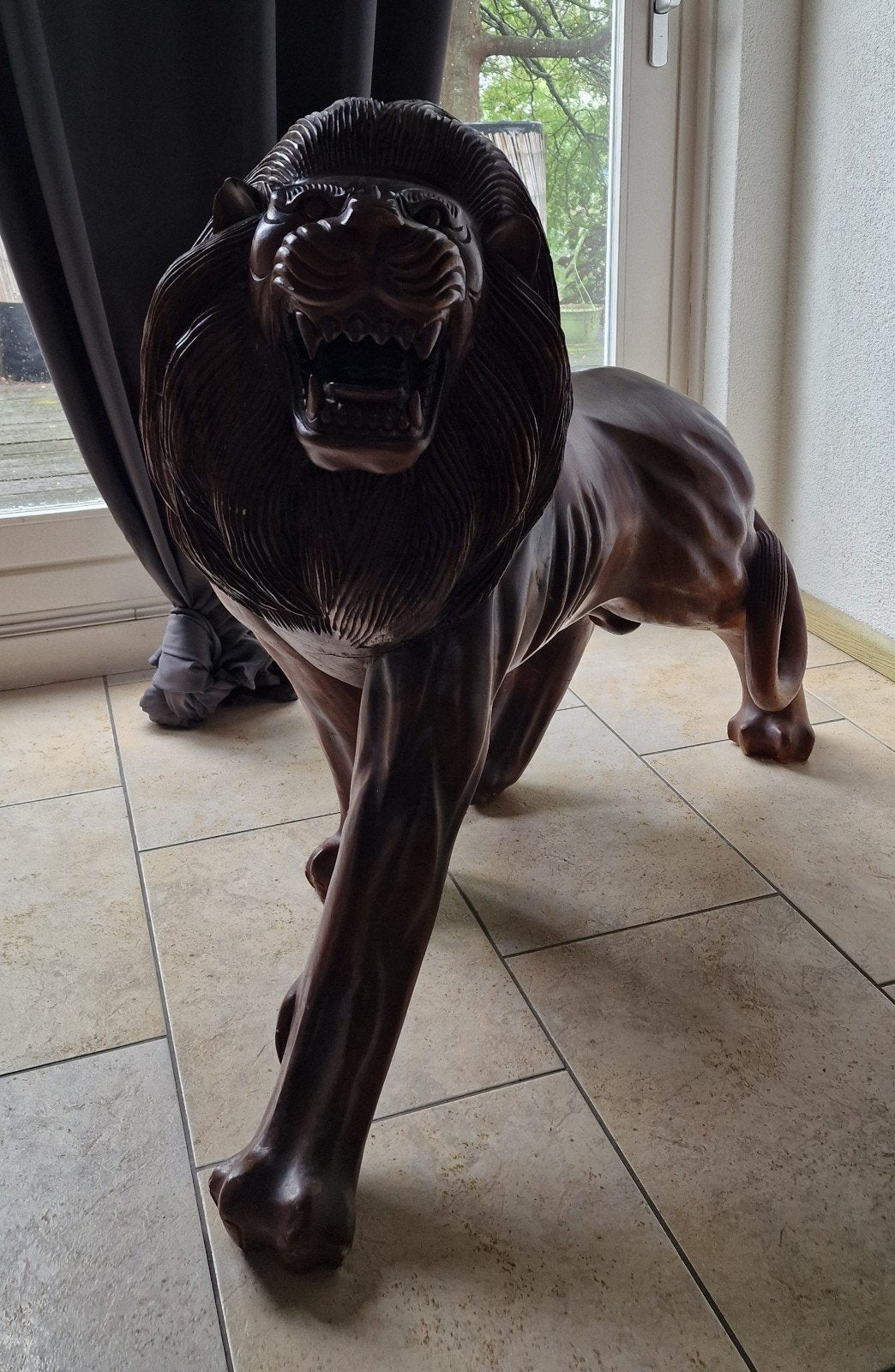 Massief houten Leeuw, Ophalen