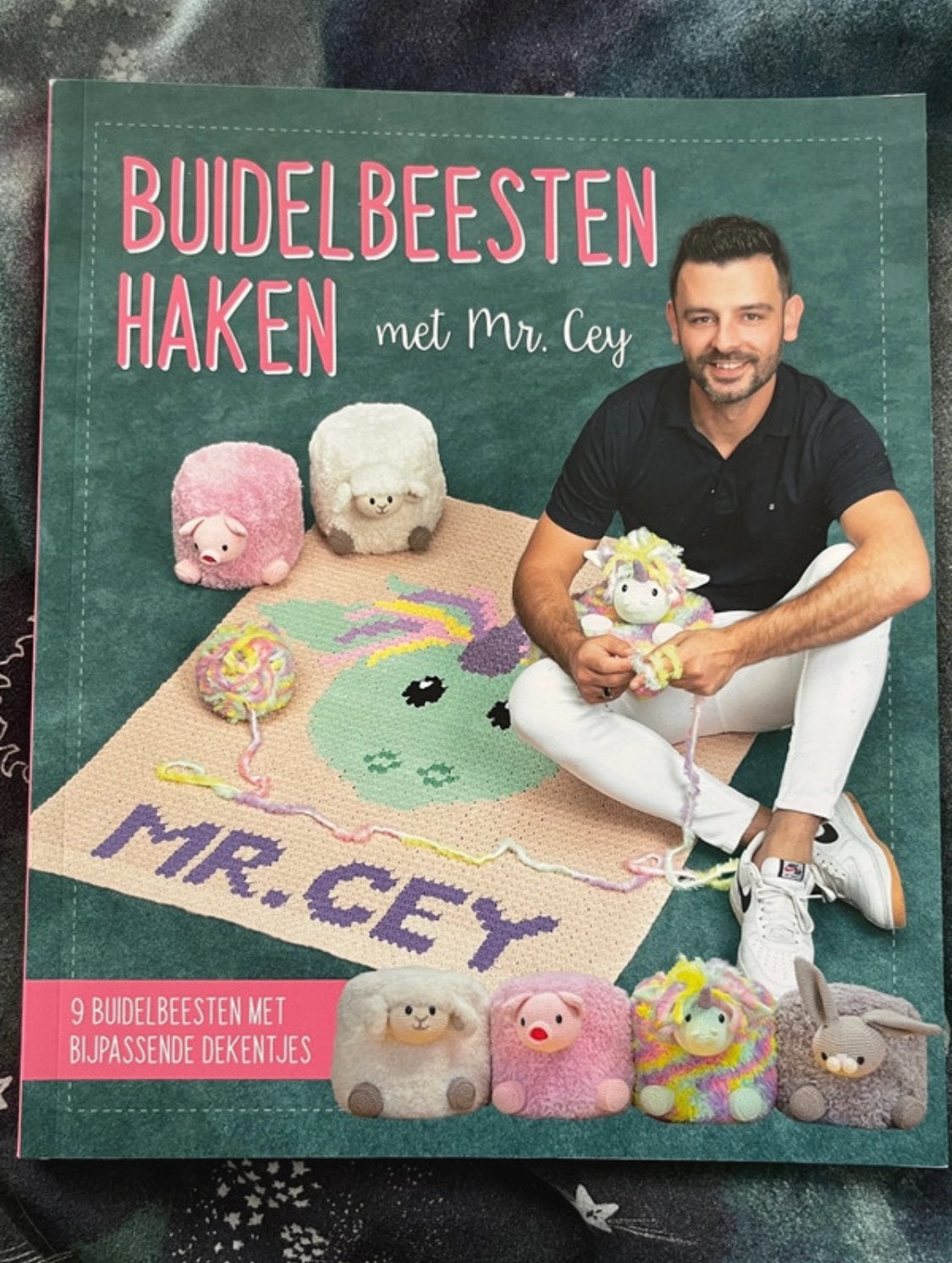 Haakboek ‘Buidelbeesten haken met Mr. Cey’, Ophalen of Verzenden, Nieuw, Haken, Patroon of Boek