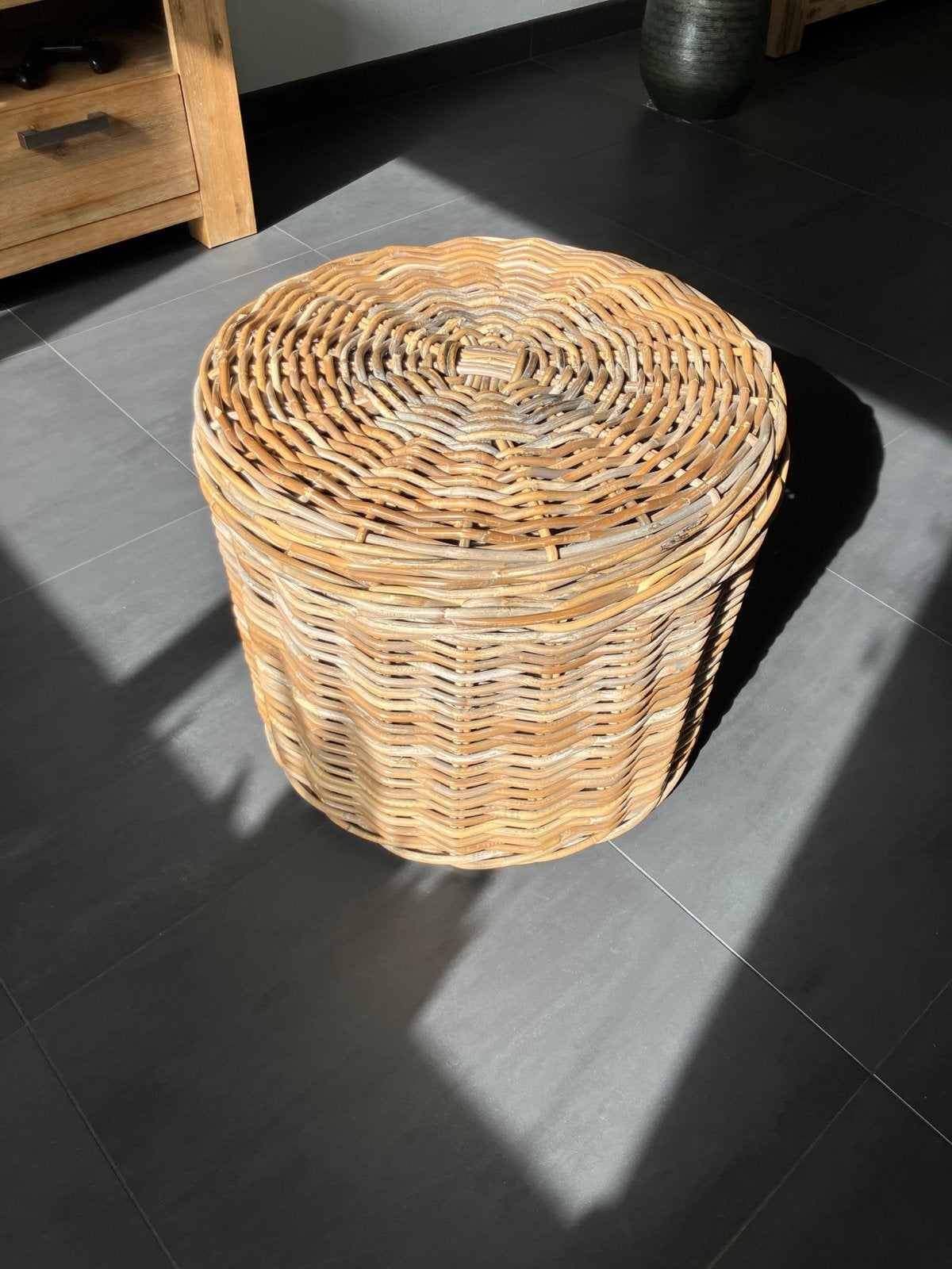Stevige grote rieten opbergmand met deksel, Ø 60 cm, H 49 cm, Huis en Inrichting, Ophalen, Gebruikt, Gevlochten, Mand