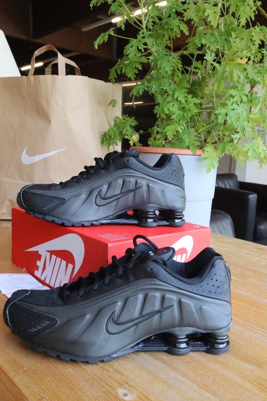 Nike Shox R4 Zwart, Zwart, Nieuw, Ophalen of Verzenden, Sneakers of Gympen
