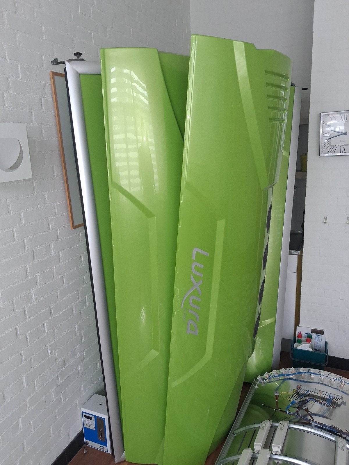 Staande zonnebank cabine met omkleedcabine, Ophalen, Gebruikt, Overige modellen, 15 lampen of meer