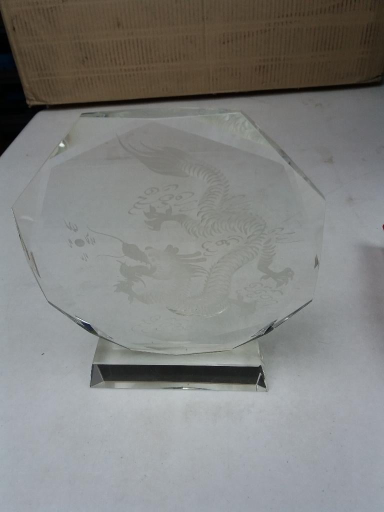 Glazen Chinese plaquette met gegrafeerde draak., Ophalen of Verzenden