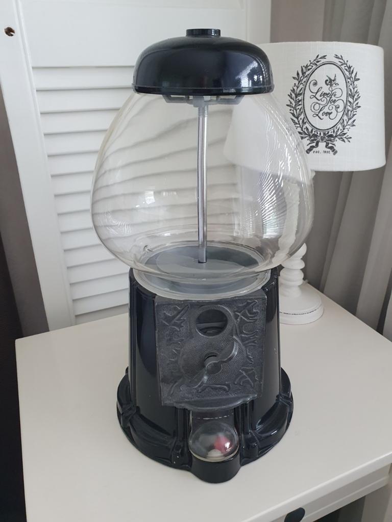 Kauwgomballen automaat, Ophalen
