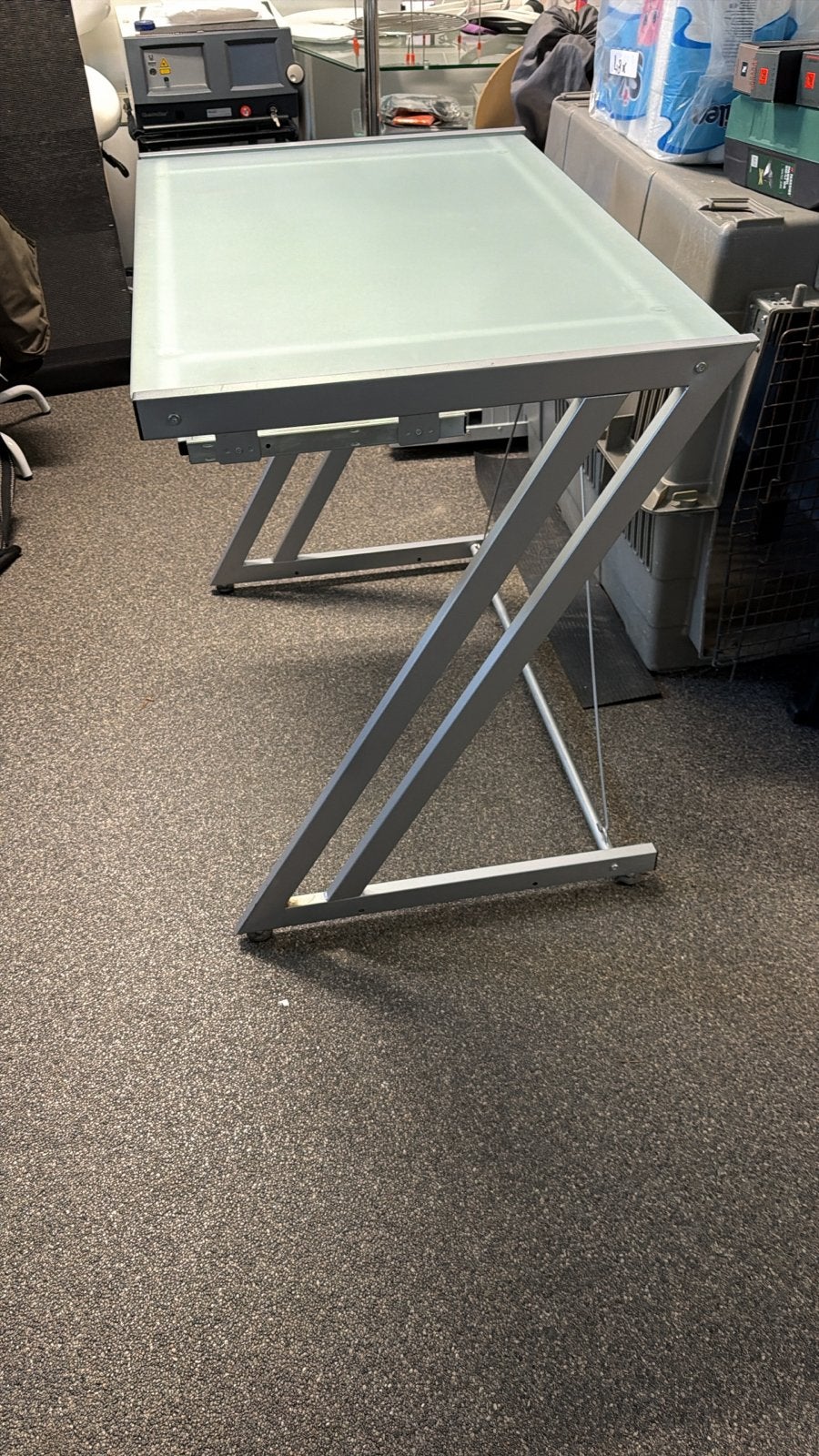 Modern bureau met glazen blad en metalen frame, Ophalen, Gebruikt, 50 tot 100 cm, Glas