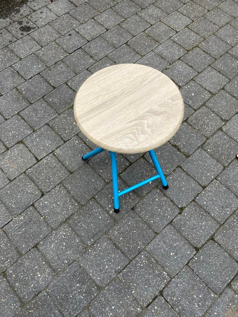 Opvouwbaar krukje met houten zitting en blauw onderstel, Ophalen of Verzenden, Zo goed als nieuw