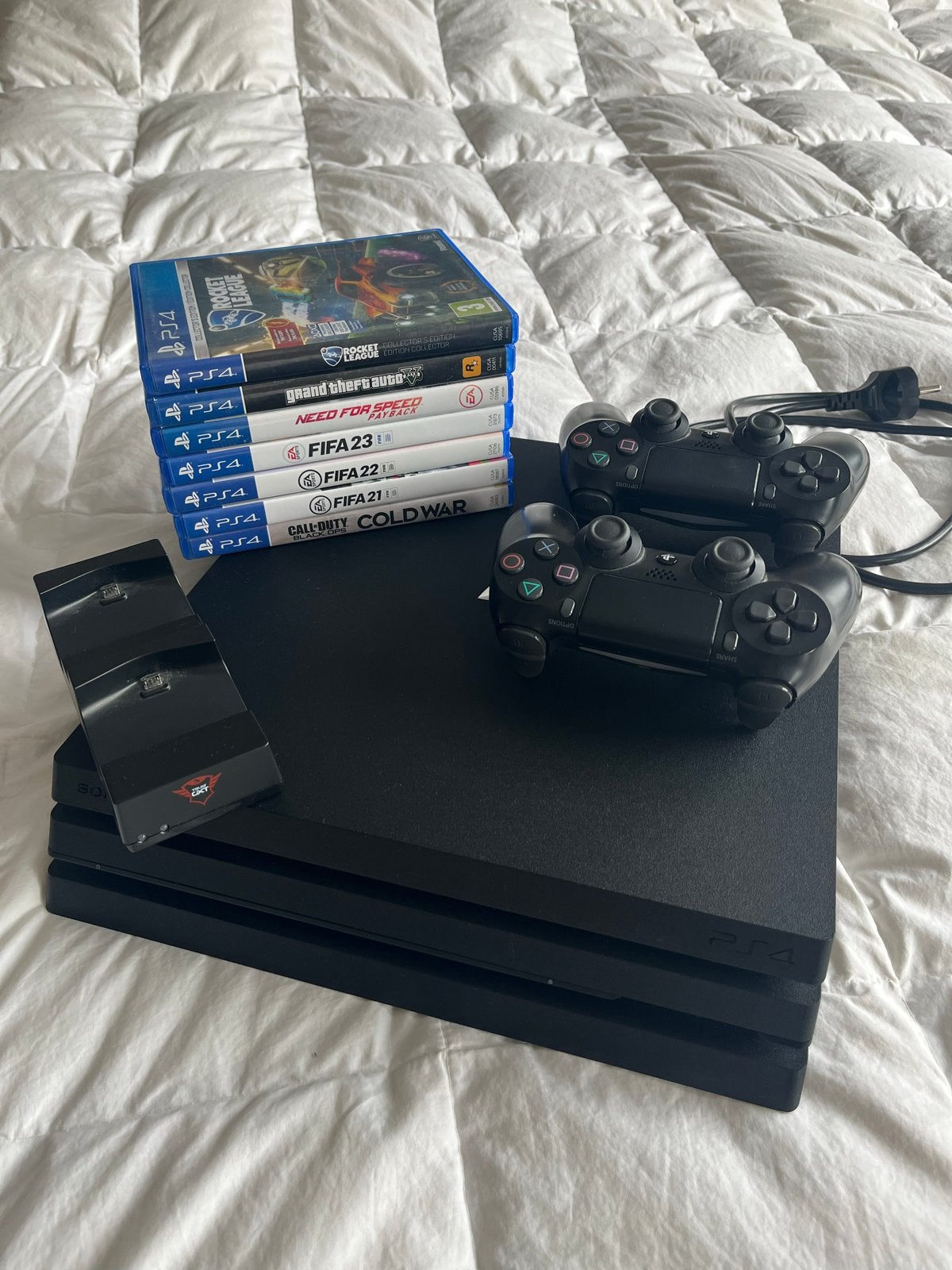 PS4 Pro met 2 controllers, oplader en 7 games, Met games, Met 2 controllers, Ophalen of Verzenden, Zo goed als nieuw