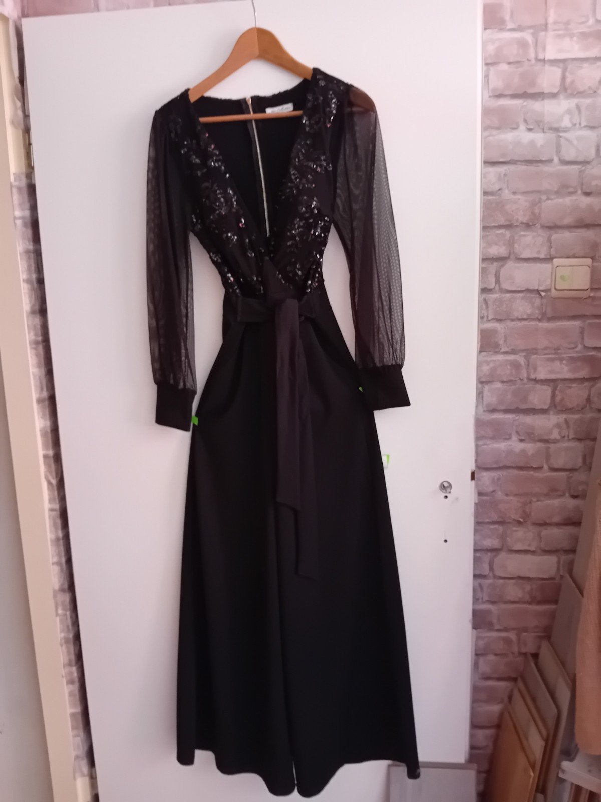 Zwarte jumpsuit met pailletten en transparante mouwen, Maat 38/40 (M), Zwart, Ophalen of Verzenden, Onbekend