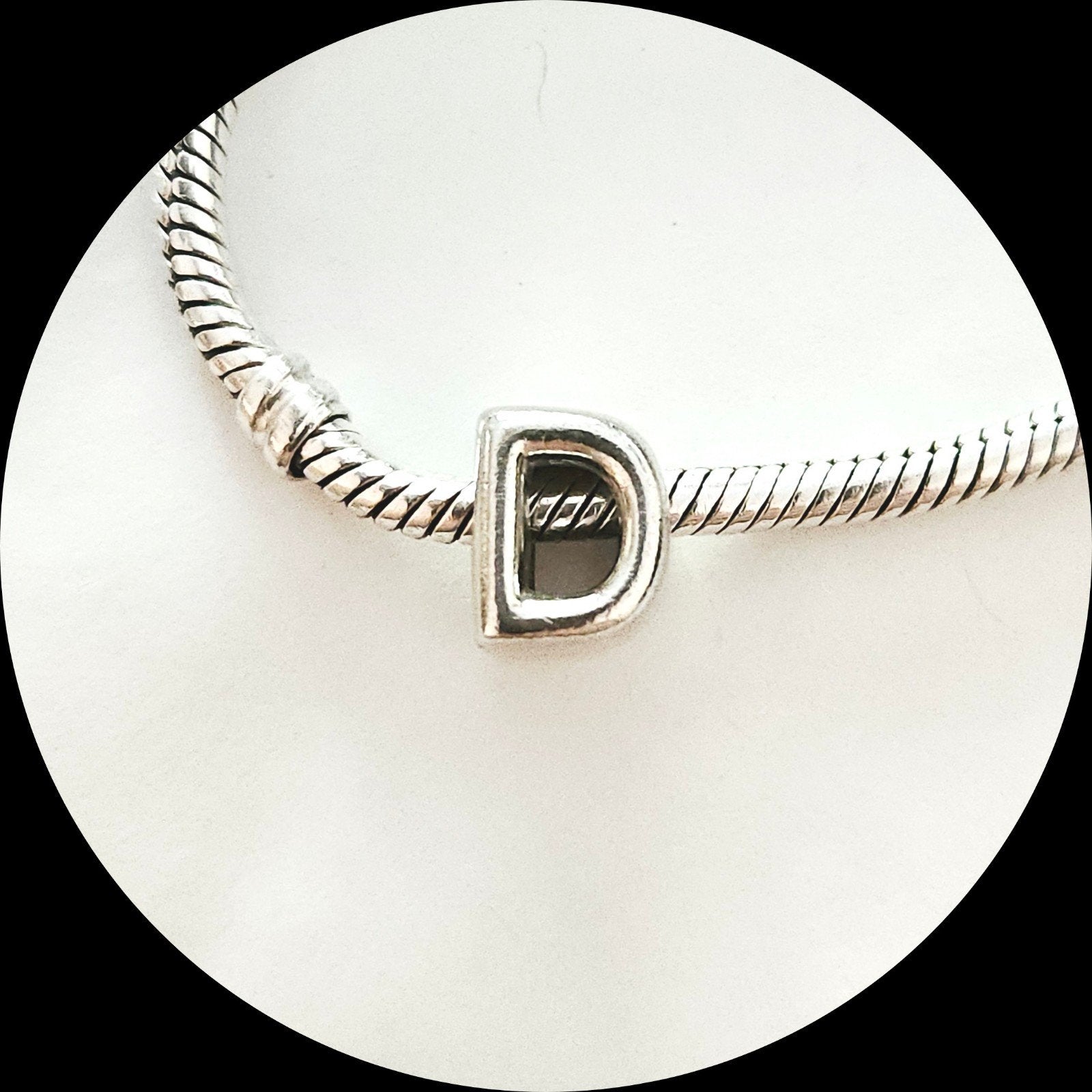 Pandora Letter ' D ' 797458 / Alfabet, Sieraden, Tassen en Uiterlijk, Bedels, Gebruikt, Pandora, Ophalen of Verzenden, 1 bedel