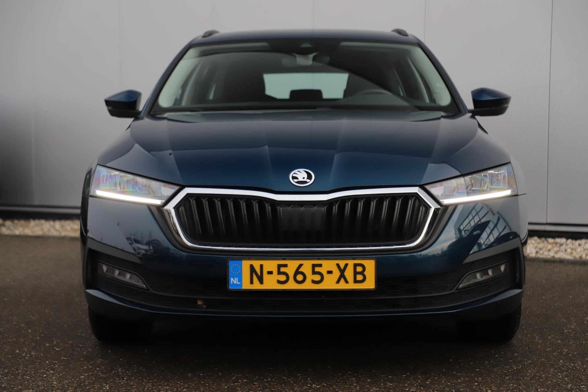 Skoda Octavia Combi 1.0 e-TSI Ambition Automaat Virtual Cock, Auto's, Stof, Gebruikt, Met garantie (alle), Blauw
