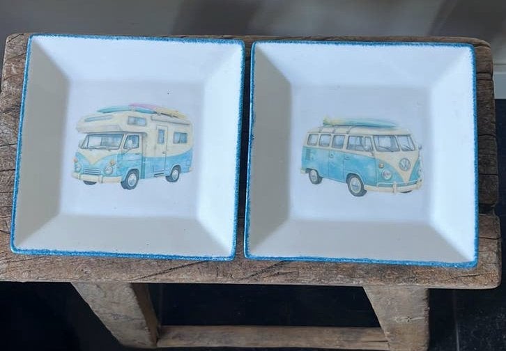 Set van 2 wandbordjes met camper en busje opdruk, Keramiek, Ophalen of Verzenden, Overige stijlen, Schaal of Schalen
