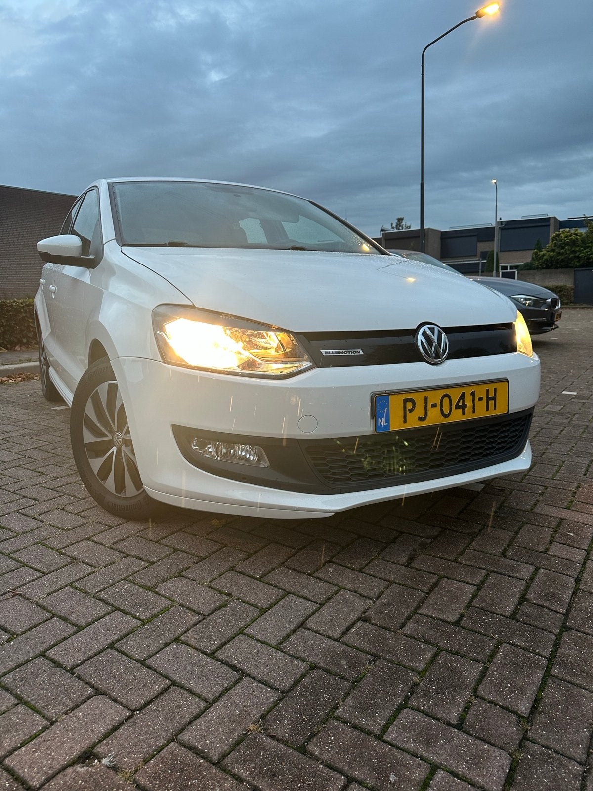 Volkswagen Polo 1.0 TSI 95PK 5D Bluemotion 2017 Wit, Auto's, Dealer onderhouden, 40 €/maand, 1011 kg, 95 pk
