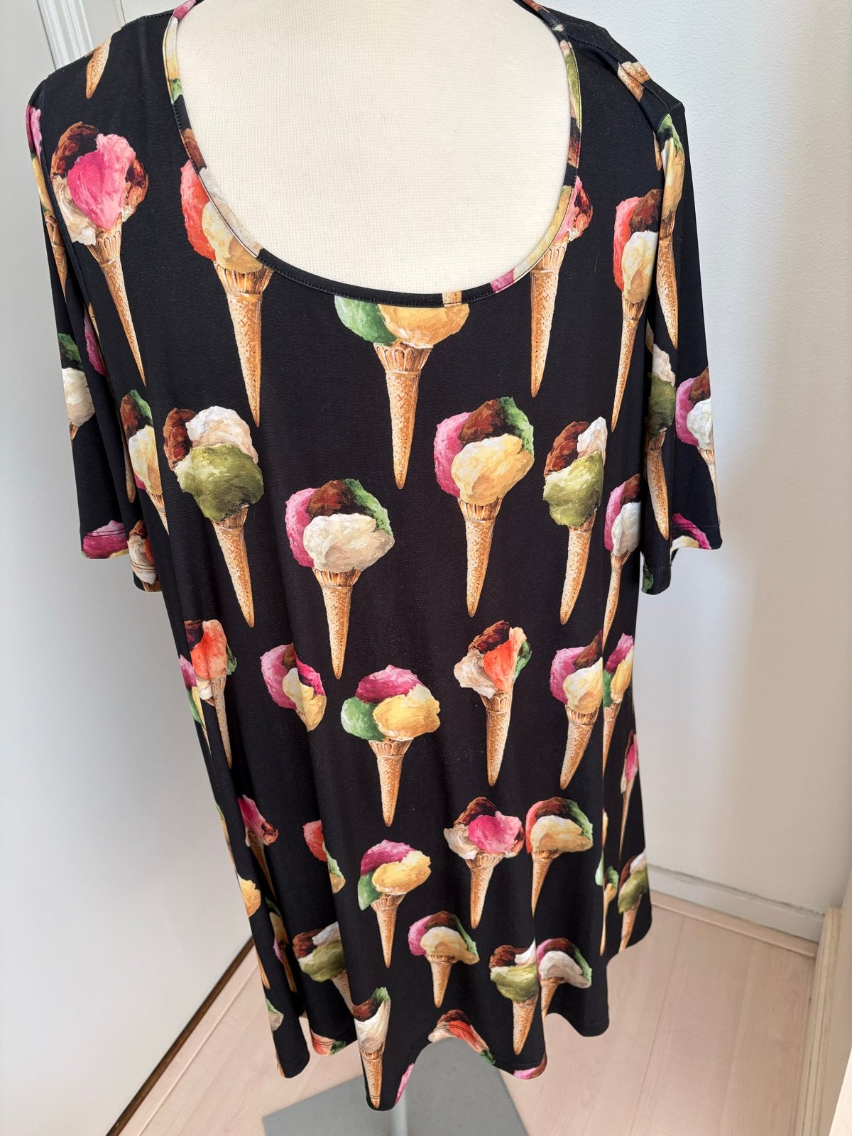 Yoek tuniek met ijsjesprint 48/50, Kleding | Dames, Ophalen of Verzenden, Zo goed als nieuw, Zwart, Blouse of Tuniek