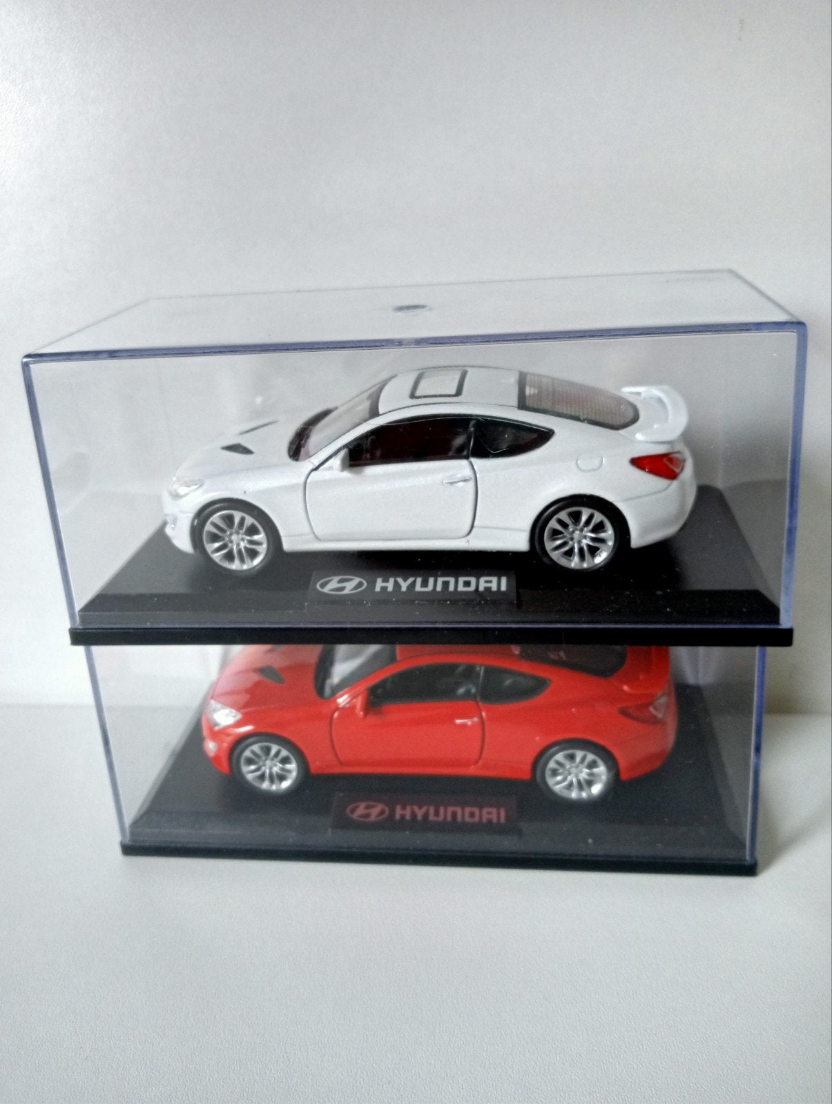 Hyundai Genesis Coupe Facelift (wit metallic lak en rood), Hobby en Vrije tijd, Modelauto's | 1:43, Ophalen of Verzenden, Nieuw