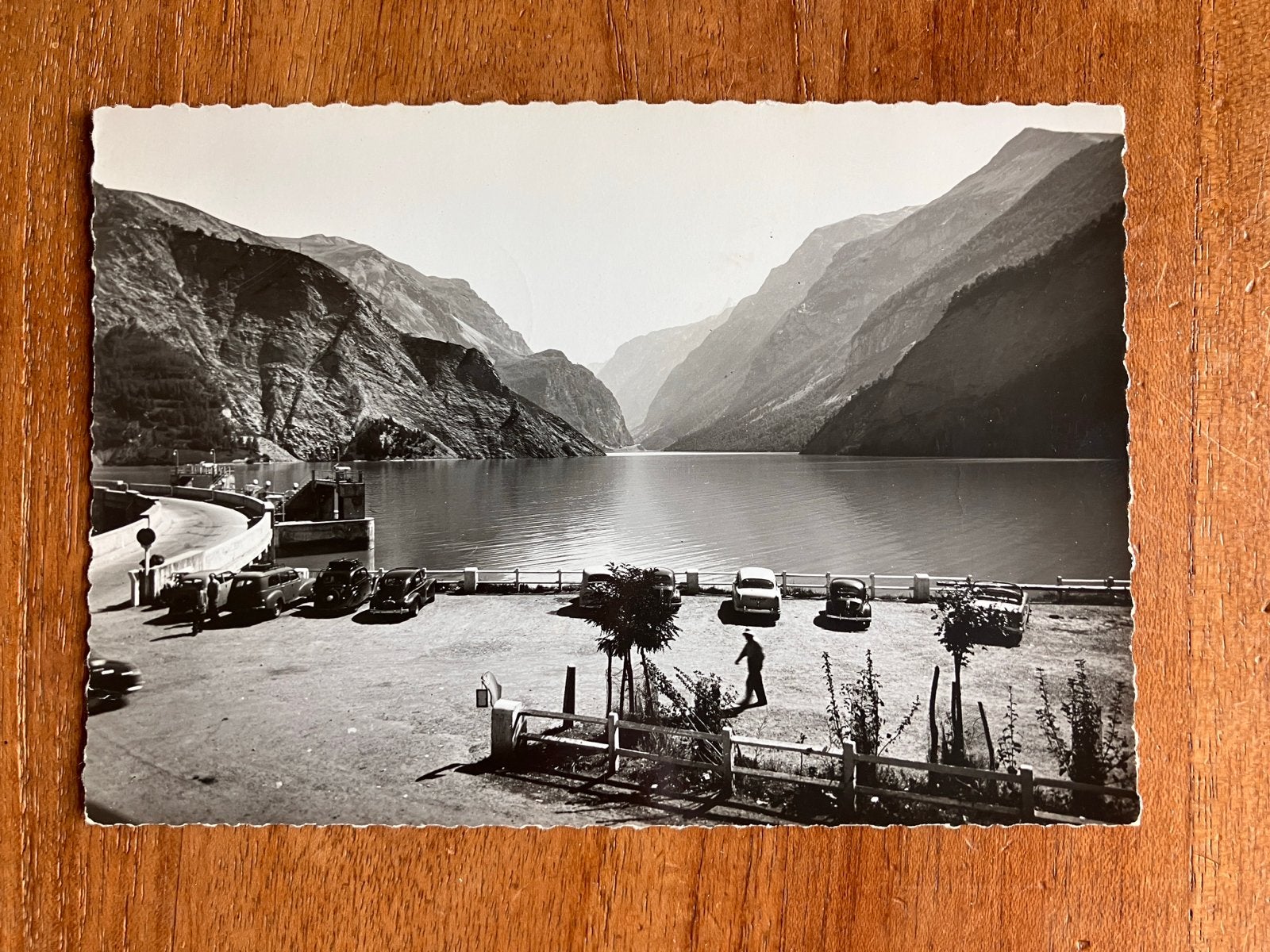 Klassieke auto’s bij de Barrage du Chambon - 1955, Ophalen of Verzenden, 1940 tot 1960, Gelopen, Frankrijk