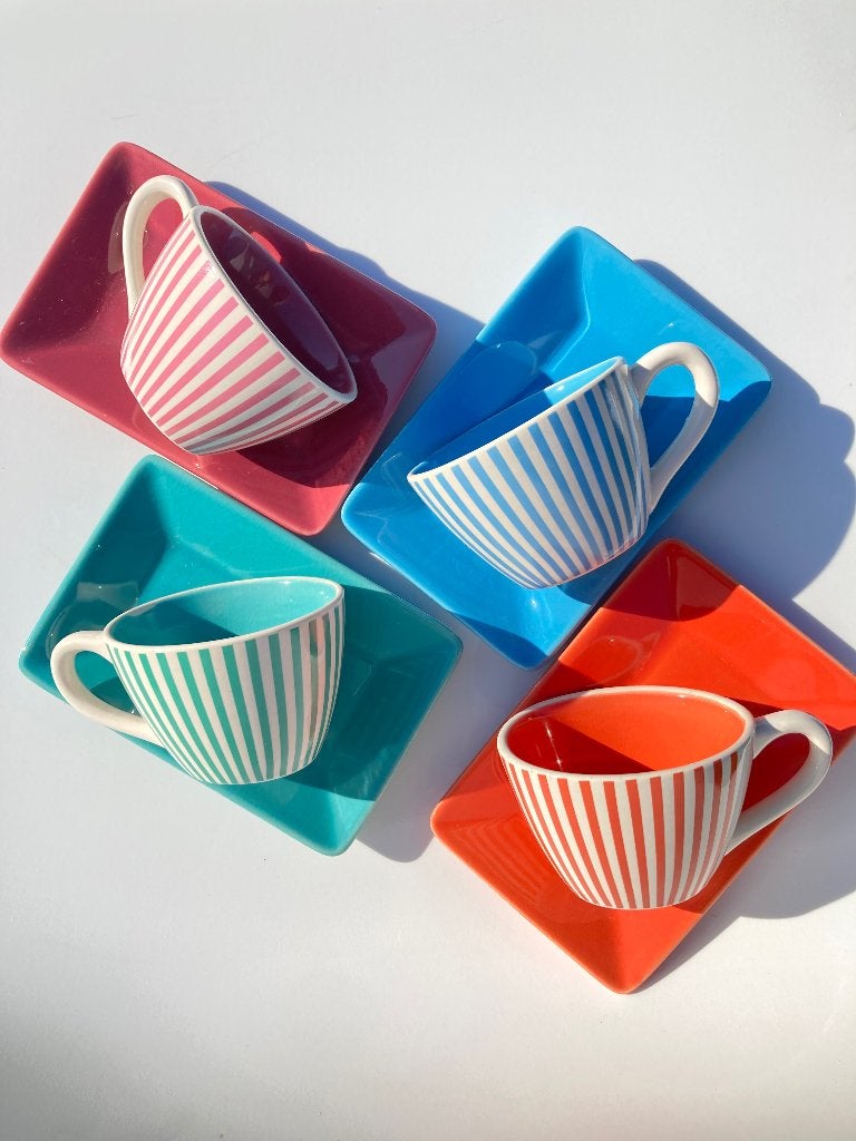 Vintage vrolijke espressokopjes kop en schotels Yves Rocher, Huis en Inrichting, Keuken | Servies, Overige materialen, N, N, Yves Rocher