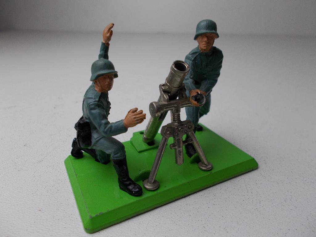 1974 Britains Ltd. 2 GERMAN SOLDIERS +MORTIER. I.z.g.st. (C), Ophalen of Verzenden, Zo goed als nieuw, Overige typen, Britains