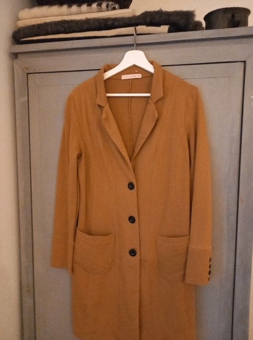 Studio Anneloes Lange Blazer / Cardigan Okergeel / Camel – M, Ophalen of Verzenden, Zo goed als nieuw, Jasje, Overige kleuren