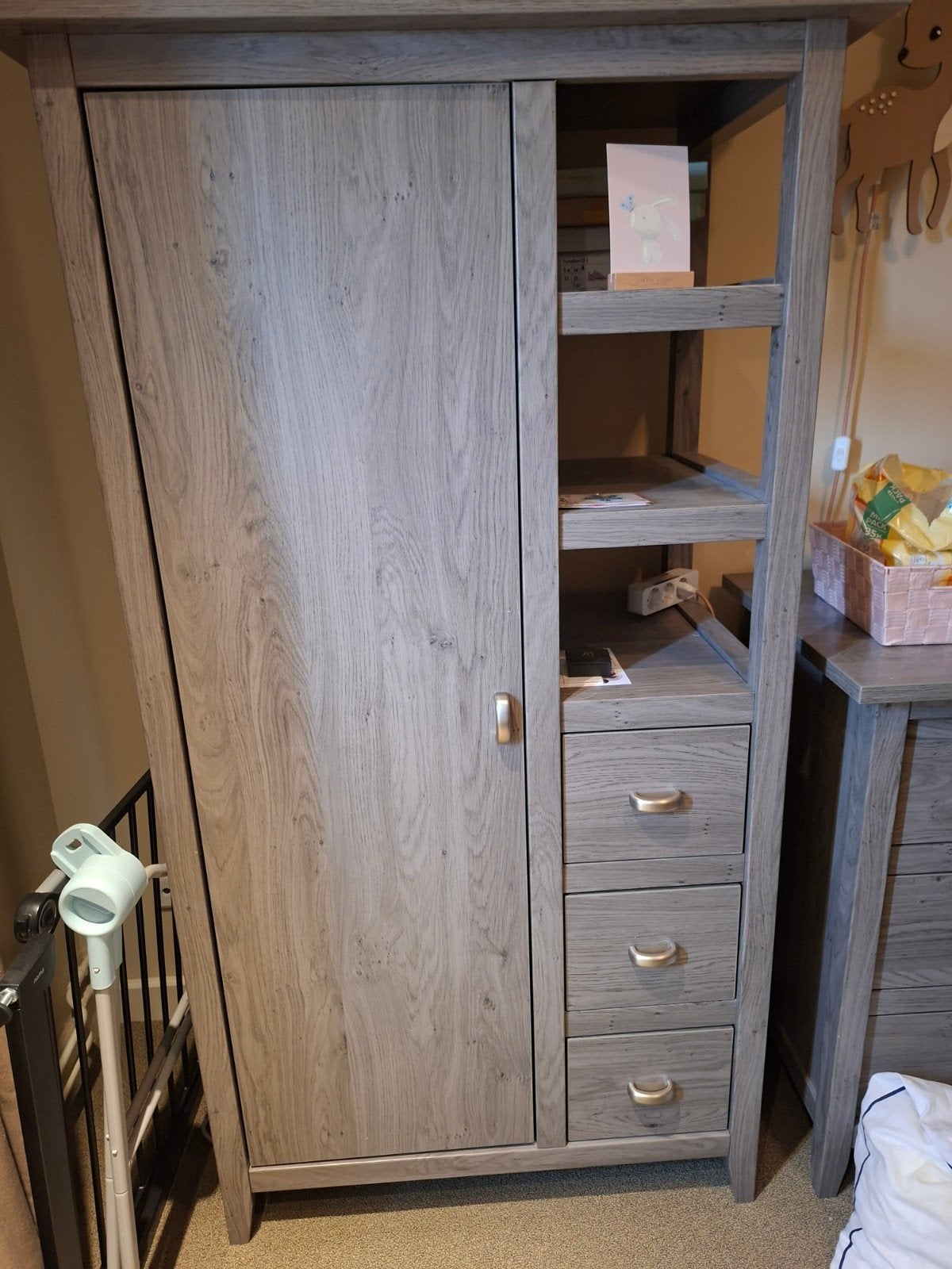 Grijs/bruine kledingkast en commode, Kinderen en Baby's, Kinderkamer | Commodes en Kasten, Ophalen, Gebruikt, Kast