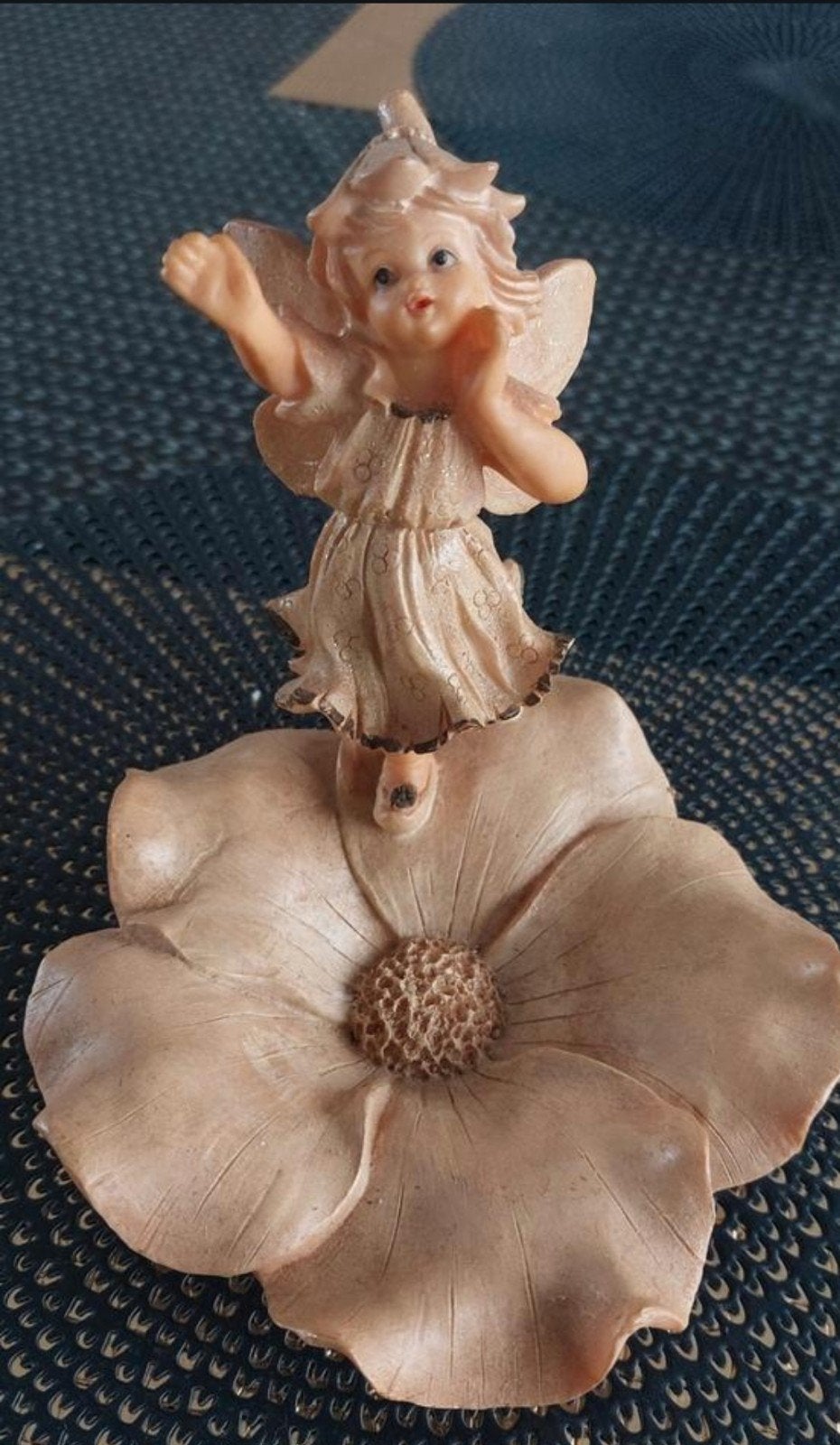 Schattig beeldje van een elfje op een bloem, Beige, Overige stijlen, Kunststof, Ophalen of Verzenden