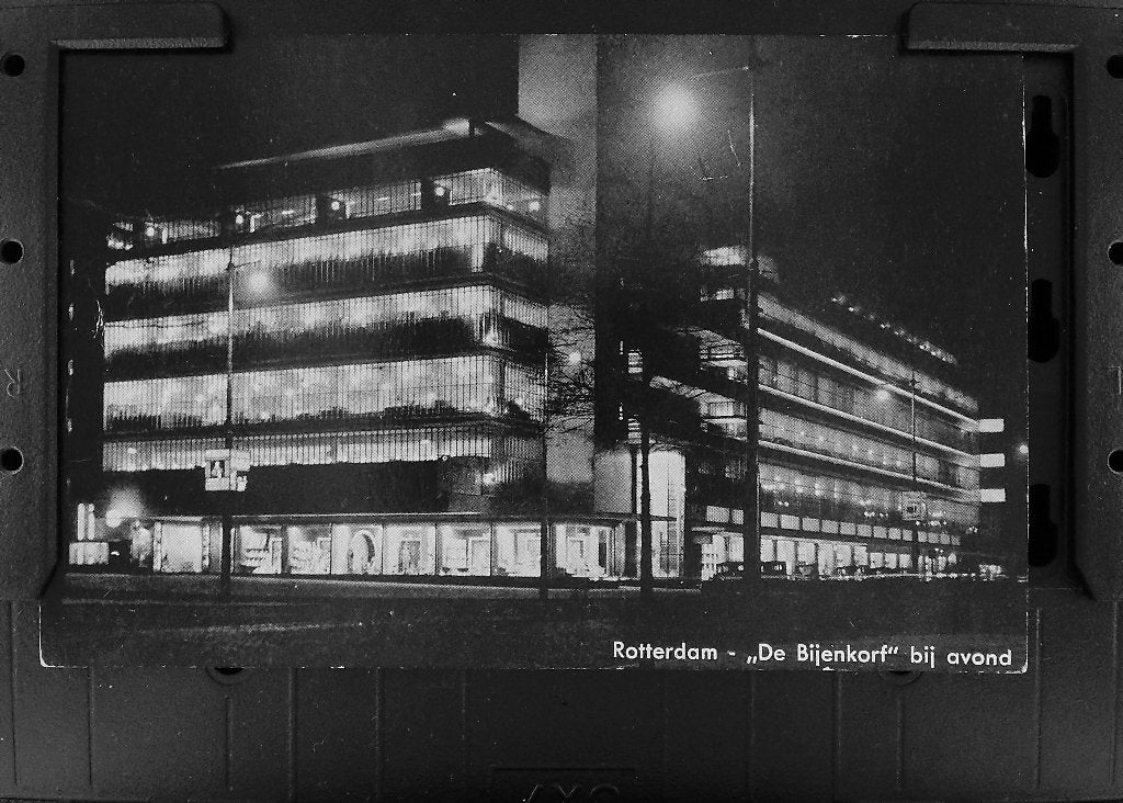 Rotterdam: De Bijenkorf bij avond, Ophalen of Verzenden, 1920 tot 1940, Ongelopen, Zuid-Holland