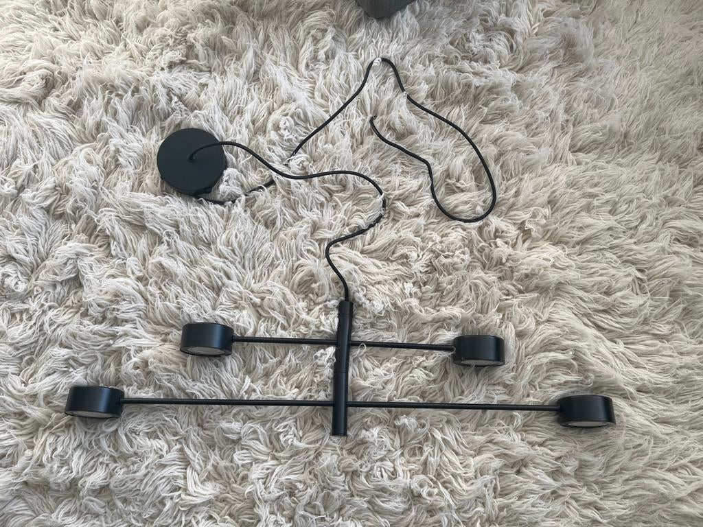 Moderne Zwarte Hanglamp met 4 Spots, Huis en Inrichting, Lampen | Hanglampen, Ophalen of Verzenden, Zo goed als nieuw, Metaal