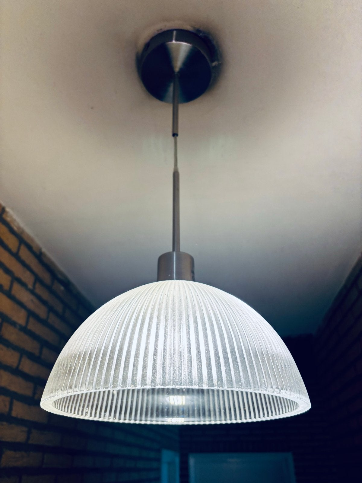 Moderne hanglamp met geribbeld glazen kap (2 stuks), Ophalen, Gebruikt, Glas, E27 (groot)