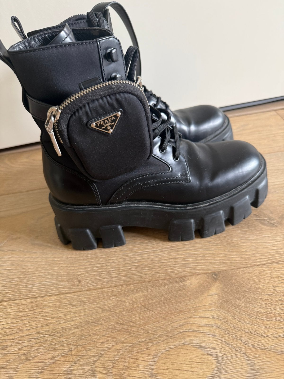 PRADA MONOLITH LEATHER & RE-NYLON BOOTS – MAAT 37½, Ophalen of Verzenden, Zo goed als nieuw, Zwart