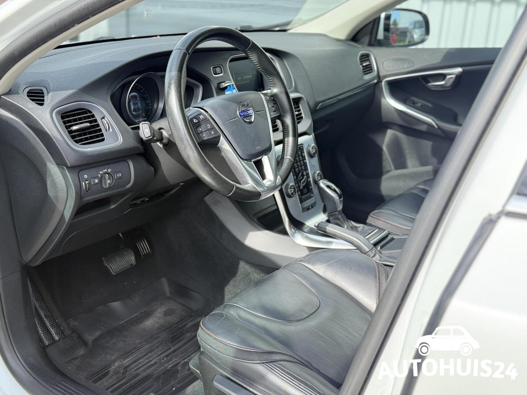 Volvo V40 1.5 T3 Ocean Race AUTOMAAT XENON|NAVI|LEDER|17", Automatische klimaatregeling, 4 cilinders, Wit, Leder