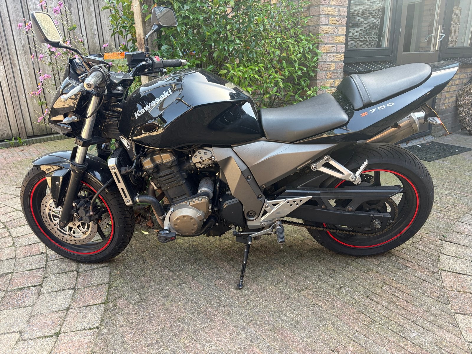 Kawasaki Z750 - Krachtige Naked Bike met stuurverwarming, Motoren, Sportuitlaat, Gebruikt, Particulier, Handgeschakeld