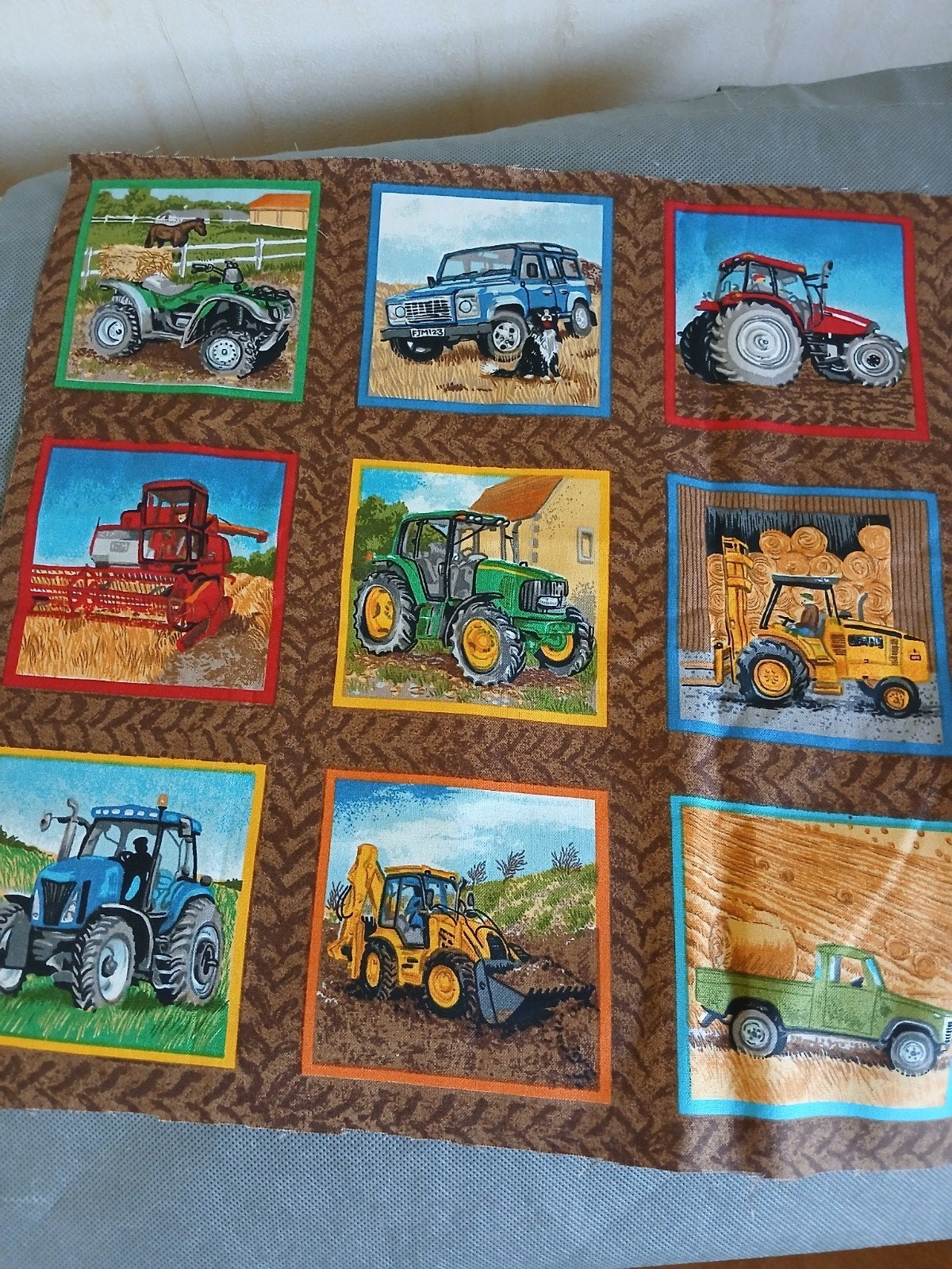 Panel stof met Tractor labels Landbouwmachines, Hobby en Vrije tijd, Stoffen en Lappen, Ophalen of Verzenden, Katoen, 30 tot 200 cm