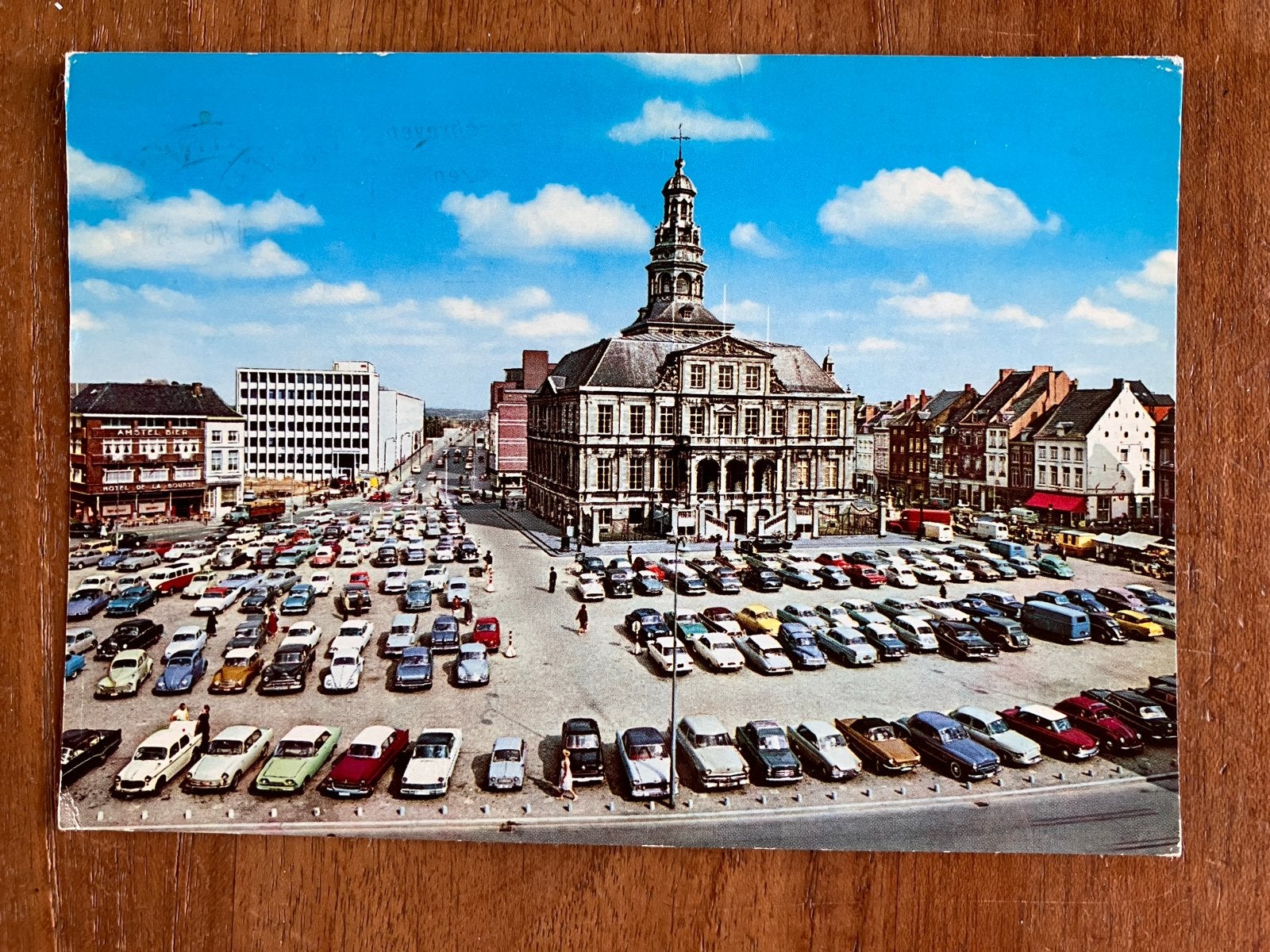 Maastricht Markt vol met oude auto’s en Stadhuis, Ophalen of Verzenden, 1960 tot 1980, Gelopen, Limburg