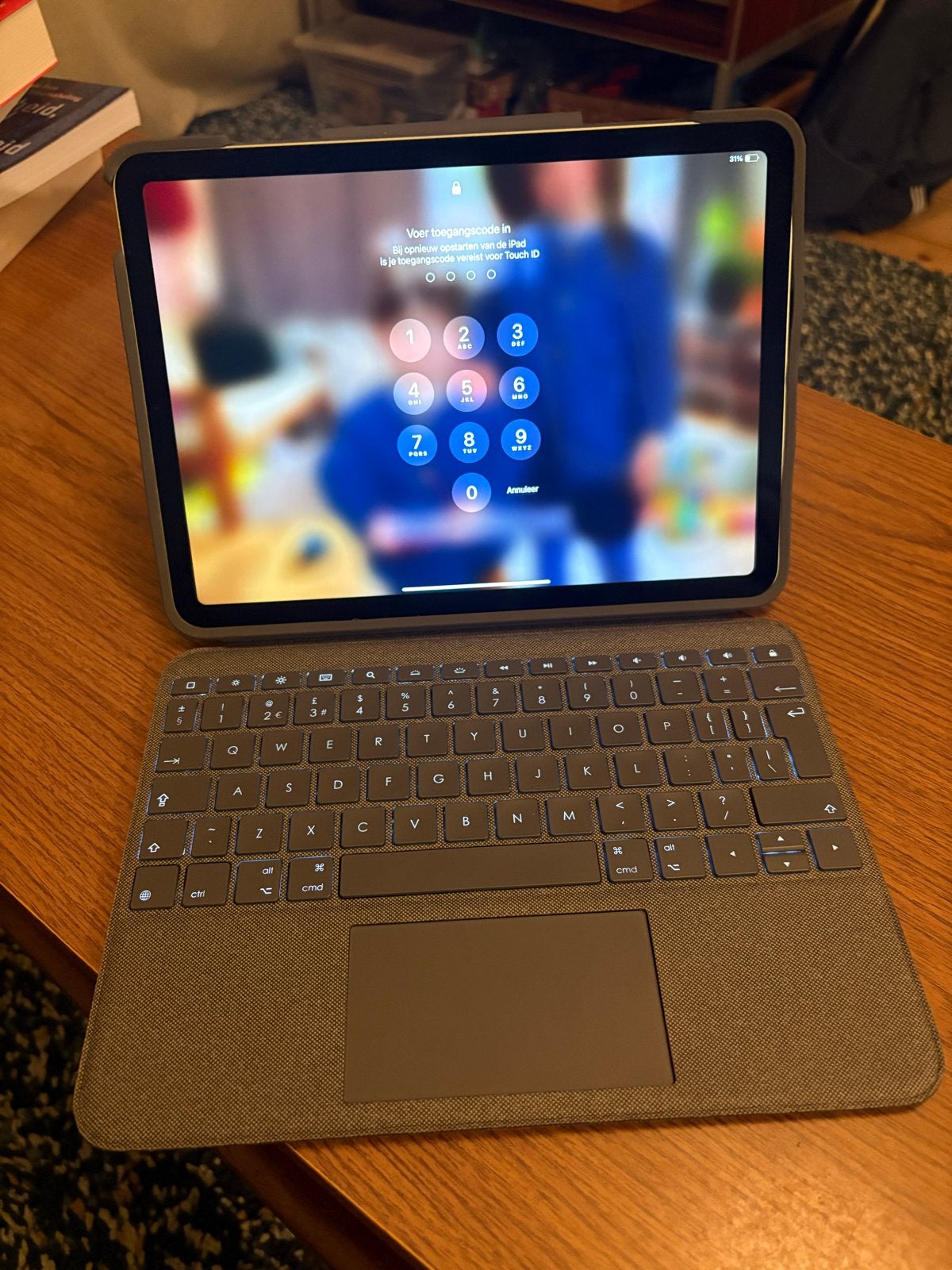 Logitech Folio Touch toetsenbordhoes voor iPad Air (4e/5e ge, Computers en Software, Ophalen of Verzenden, Gebruikt, Bescherming voor- en achterkant