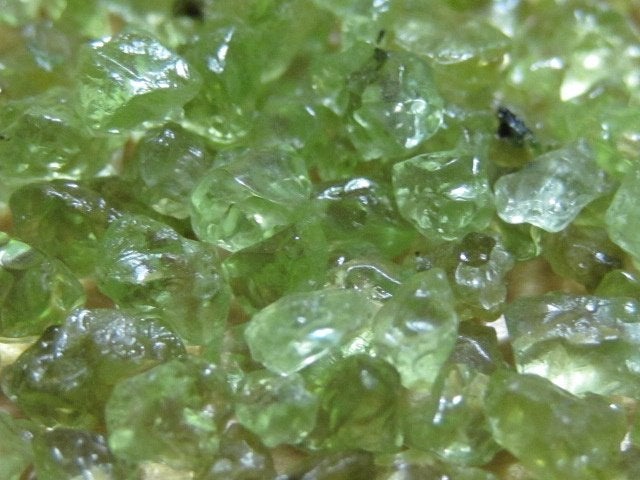 mi. 25kt ruwe edelstenen PERIDOOT (OLIVIJN)(2), Verzenden, Mineraal