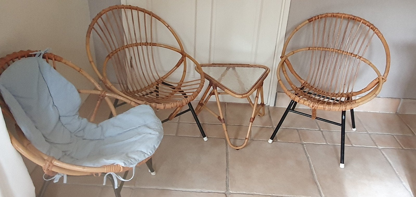 Vintage retro rotan Rohé stoeltjes met tafel driehoek, Verzamelen, Ophalen, Huis en Inrichting