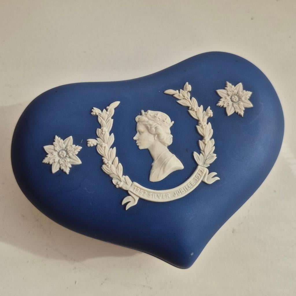 Wedgwood Royal Blue hart doosje - Queen Elisabeth, Brocante, Blauw, Ophalen of Verzenden, Zo goed als nieuw