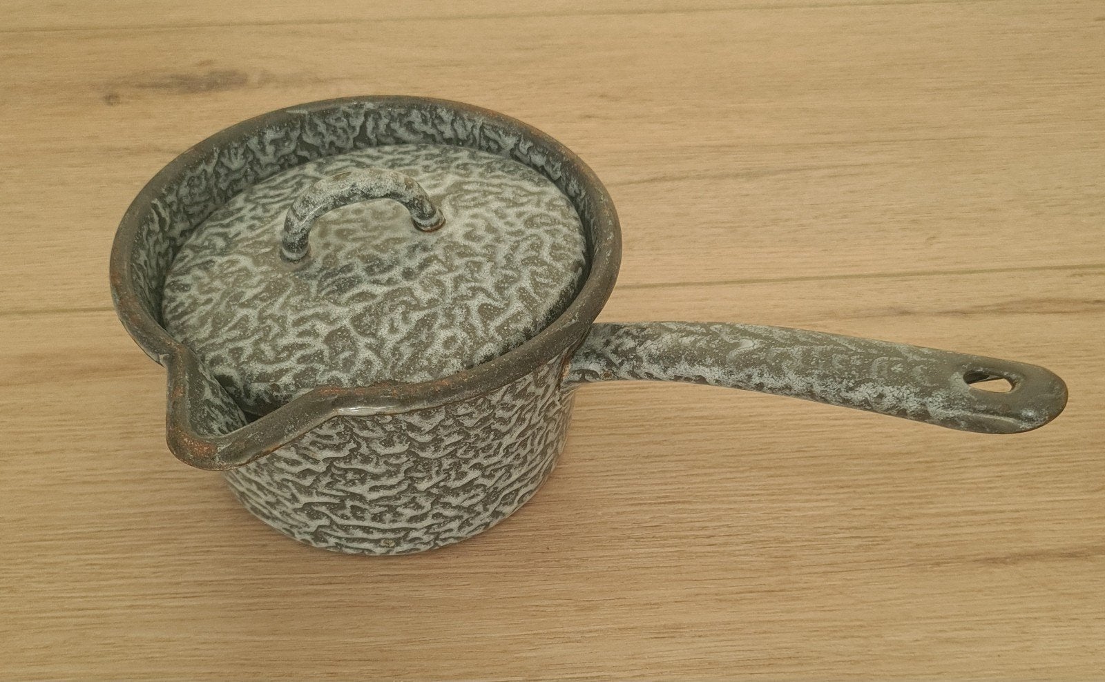 Vintage wolkjes  geëmailleerde steelpan met deksel - 12 cm, Gebruikt, Met deksel, Overige typen, Ophalen of Verzenden