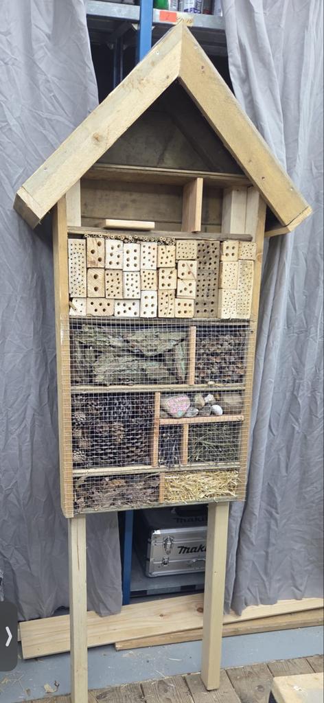 Groot insectenhotel op standaard - Handgemaakt, Ophalen, Zo goed als nieuw