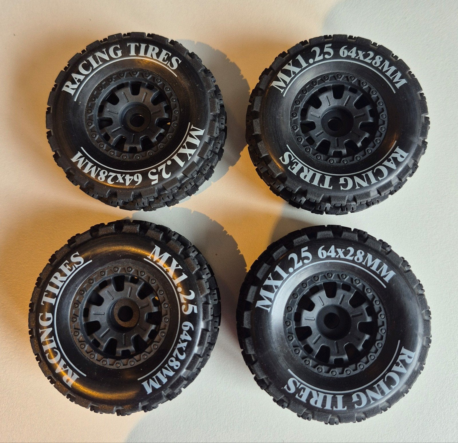 Nieuwe offroad RC wielen met banden, 64mmx28mm, 12mm hex, Hobby en Vrije tijd, Modelbouw | Radiografisch | Auto's, Elektro, Nieuw