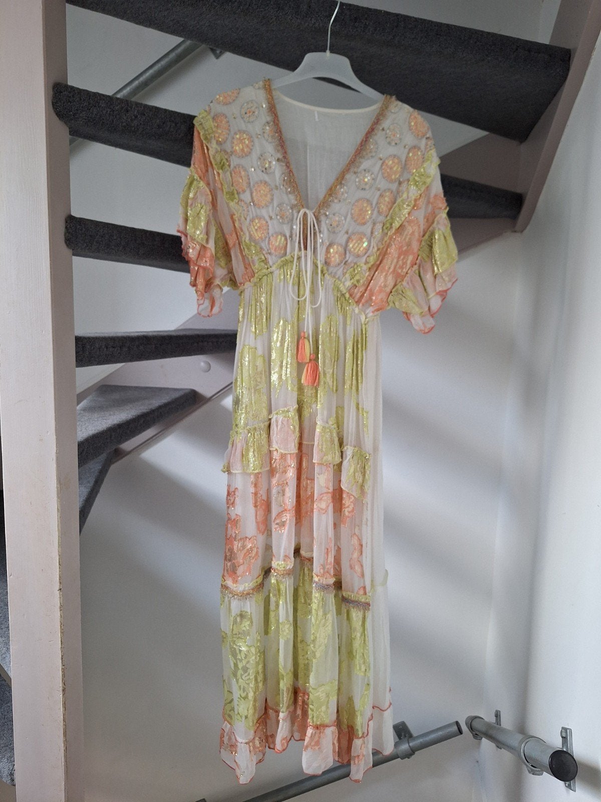 Zomerse Maxi Jurk Maat M - Wit met Goud/Roze Details, Kleding | Dames, Jurken, Maat 38/40 (M), Wit, Ophalen of Verzenden, Zo goed als nieuw