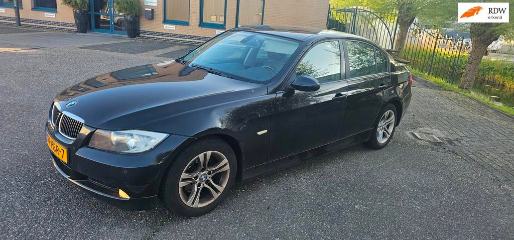BMW 3-serie 318i Executive automaat navi dak, Auto's, BMW, Automaat, Achterwielaandrijving, Zwart, 1365 kg