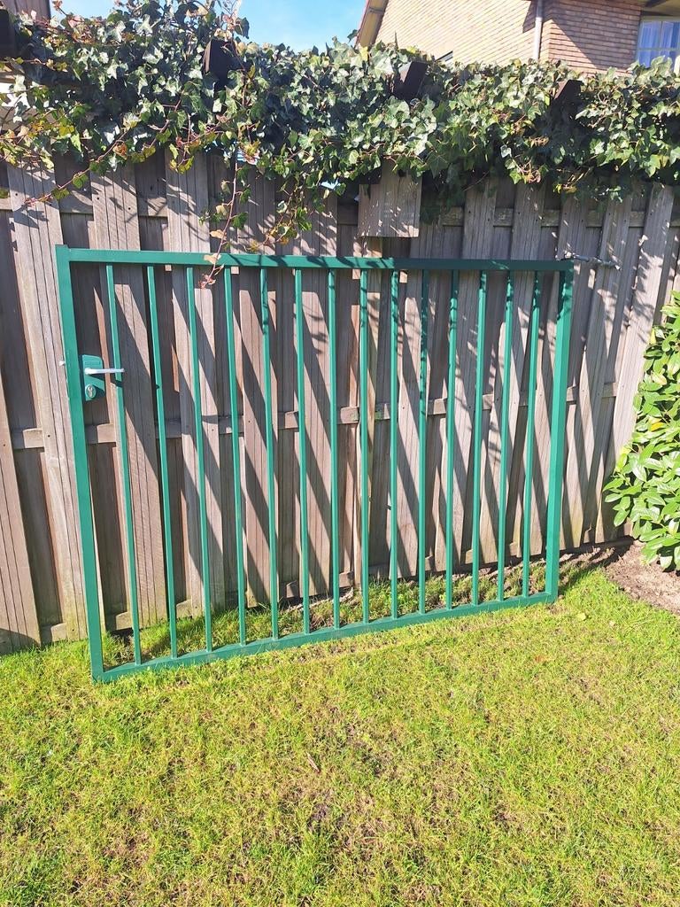 Groen spijlenhekwerk met palen (boven de grond afgezaagd), Tuin en Terras, Tuinhekken en Hekwerk, Ophalen of Verzenden