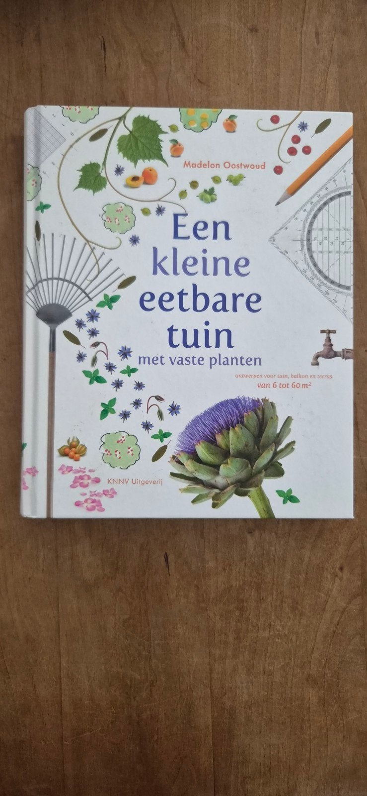 Een kleine eetbare tuin met vaste planten - Madelon Oostwoud, Ophalen of Verzenden, Gelezen, Madelon Oostwoud, Tuinieren en Tuinplanten