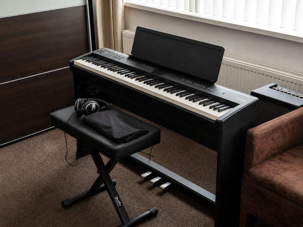 Roland FP-E50 digitale piano +onderstel/pedalen/kruk/hoes, Muziek en Instrumenten, Ophalen, Zwart, Digitaal, Zo goed als nieuw