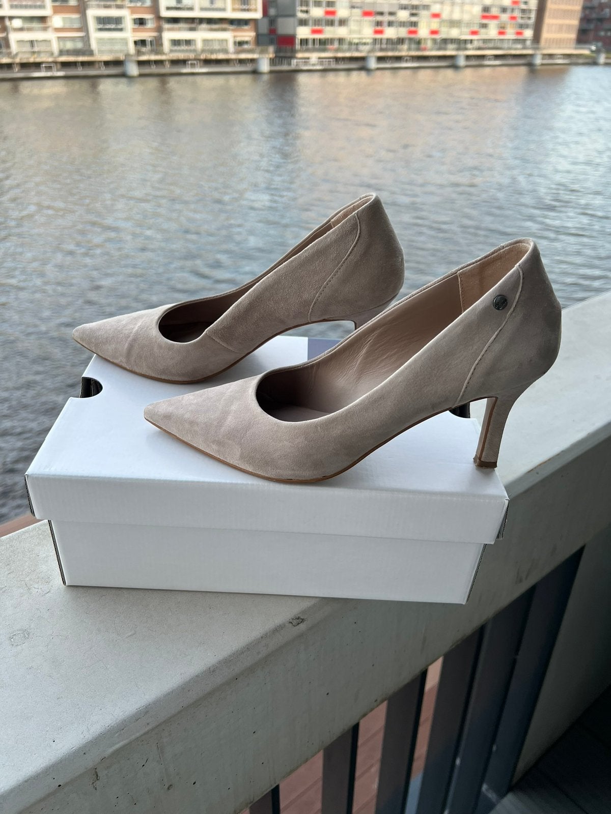 Suede pumps van Manfield - Maat 39, Pumps, Verzenden, Beige, Gedragen