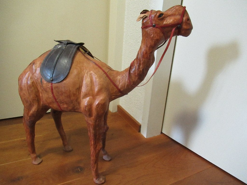 DROMEDARIS beeld met leer omkleed uit Oman hg 55 br 50 € 75, Antiek en Kunst, Ophalen of Verzenden